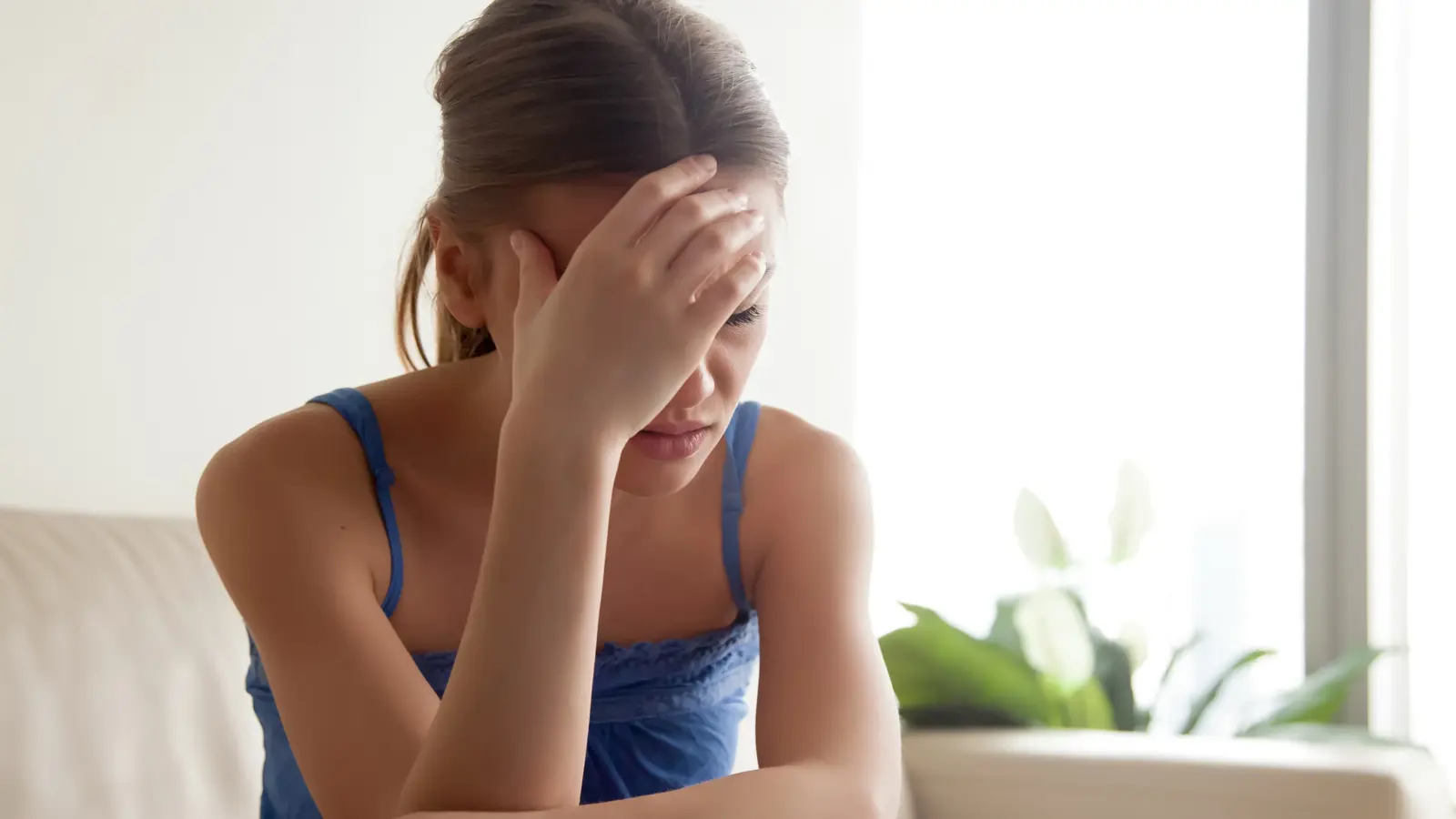 Poradna: Udělala jsem manželovi něco odporného za zády. Jeho kamarád mě teď sprostě vydírá! Elena (41)