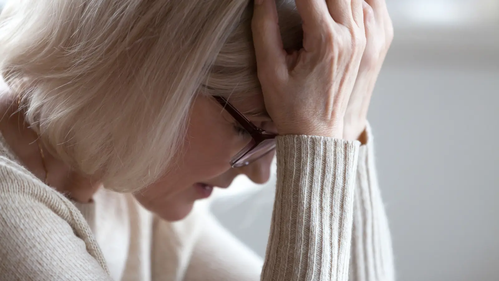 Petra (54): Seznámení s přítelkyní mého syna mi vyrazilo dech. Bojím se, že si zkazí život. Jaký je názor psychologa?